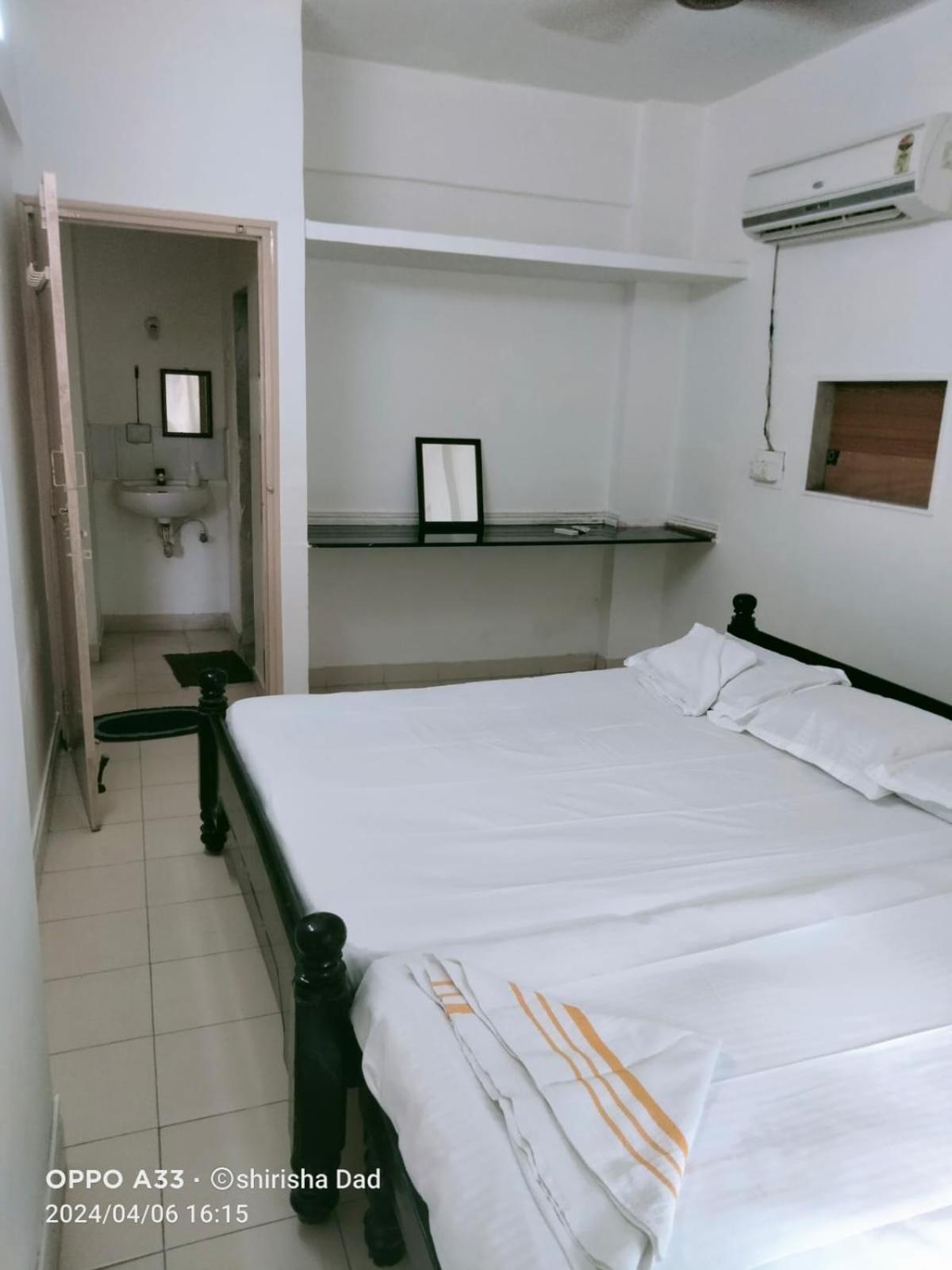 Vasavi Nivas Hotel Тирупати Екстериор снимка