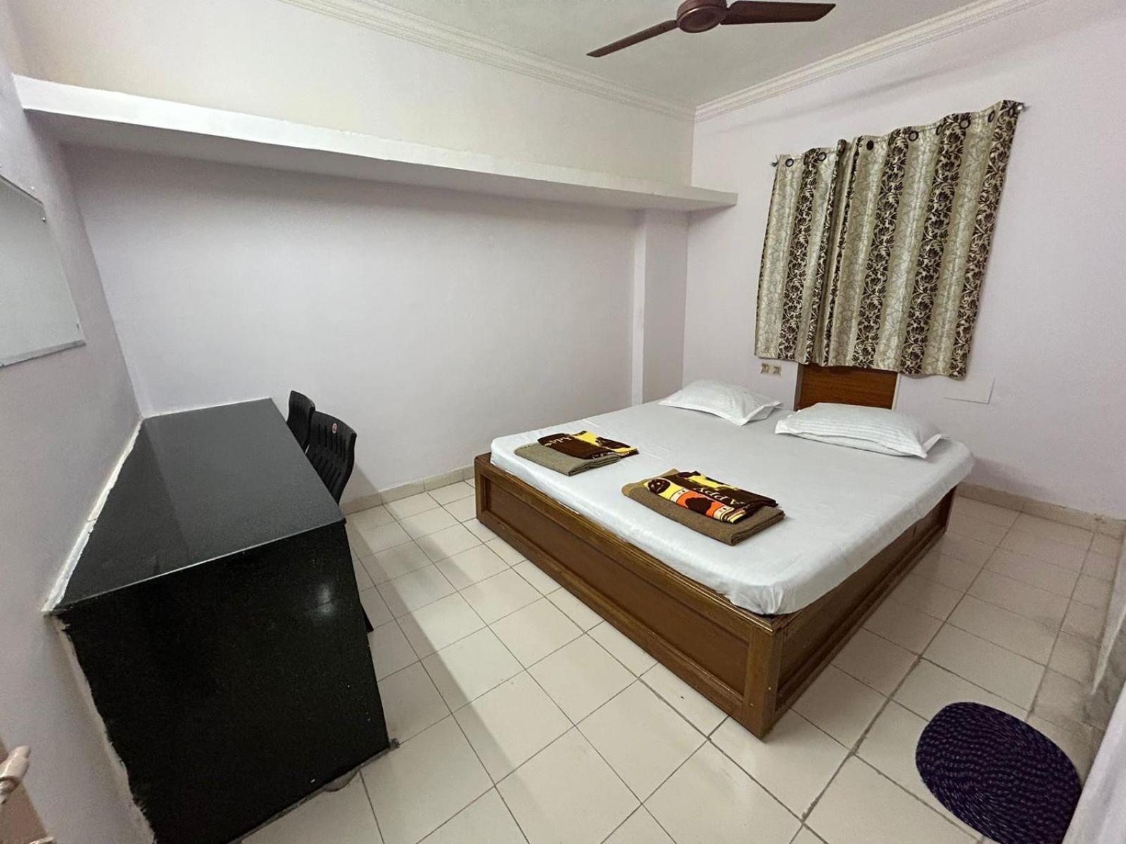 Vasavi Nivas Hotel Тирупати Екстериор снимка