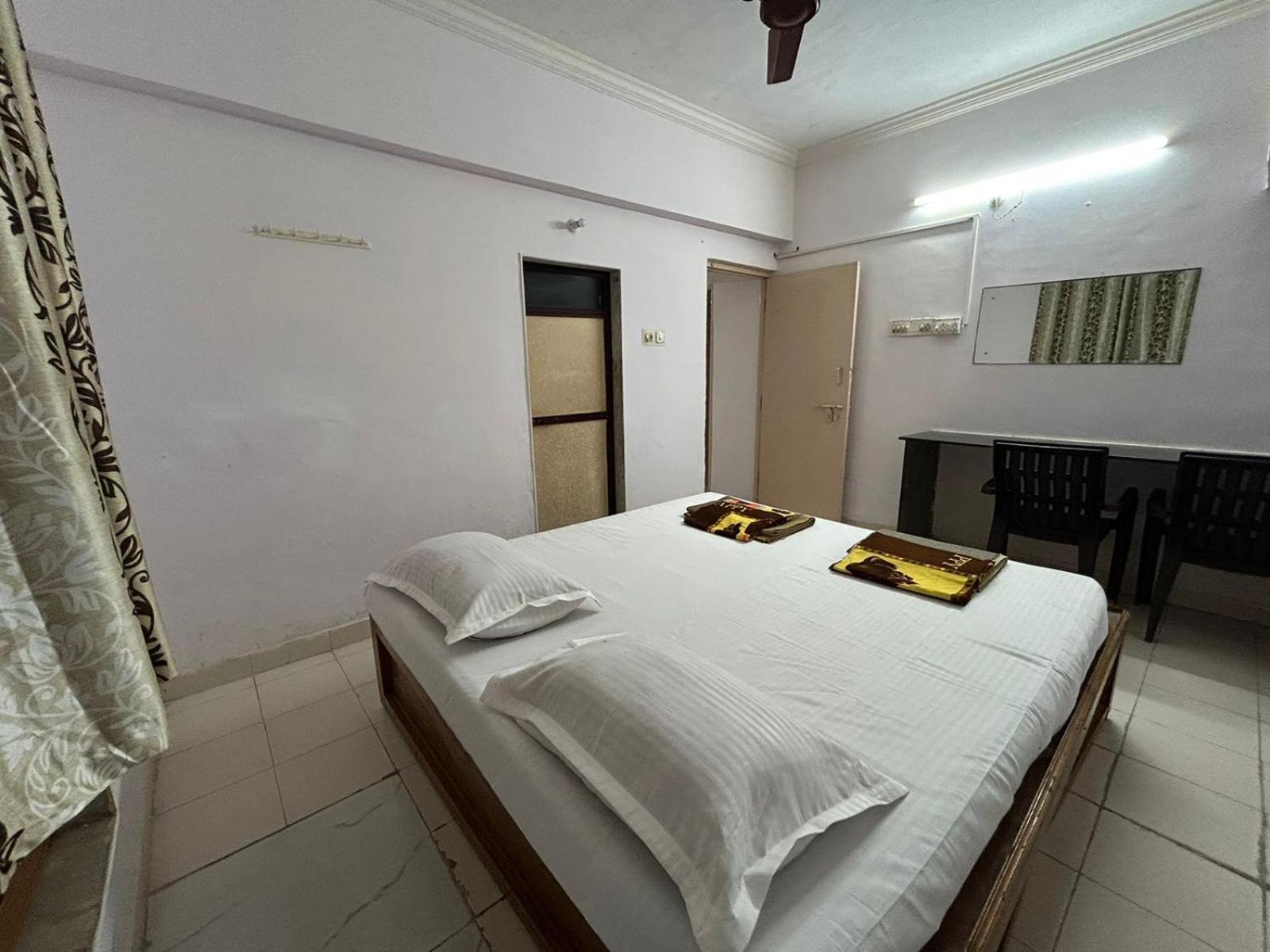 Vasavi Nivas Hotel Тирупати Екстериор снимка